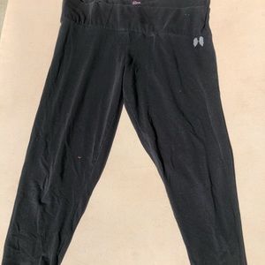 Victoria Secrets women’s cropped leggings